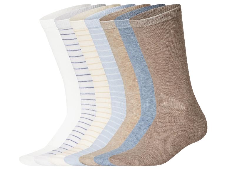 Siebenerpack Socken in neutralen Farben, darunter unifarbene und gestreifte Designs.
