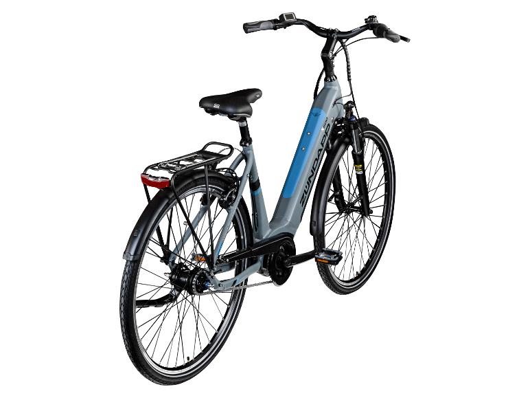 Ein graues und blaues E-Bike mit Gepäckträger und Lichtern, von hinten gesehen.