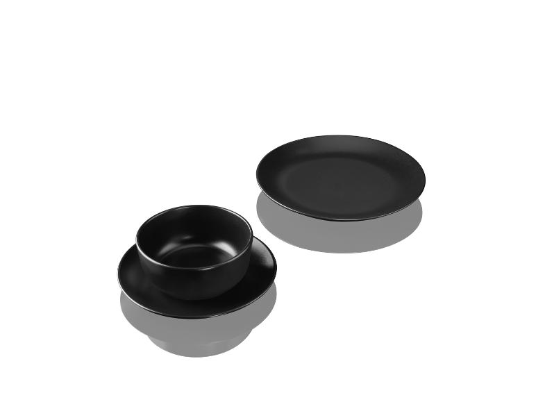 Schwarzer Teller und Schüssel auf weißem Hintergrund