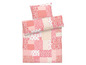 Eine rosafarbene Bettwäsche mit Patchwork-Muster.