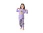 Lächelndes Mädchen in lila gestreiftem Pyjama mit „Happy Meoween“-Aufdruck.