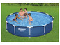 Eine Familie genießt ein Bestway Steel Pro Schwimmbecken im Garten.