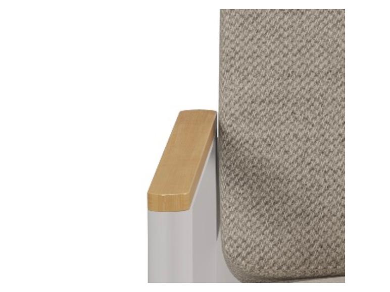 Nahaufnahme eines Stuhls mit hellbrauner Holzarmlehne und strukturiertem grauem Stoff.