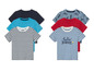 Ein Set aus vier T-Shirts mit horizontalen Streifen, einem blauen mit Surf-Print und einem roten.