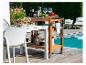 Holz-Servierwagen, weißer Tisch und Stühle am Pool.