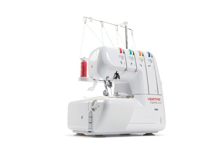 Weiße Overlock-Nähmaschine mit vier bunten Fäden auf weißem Hintergrund.