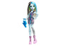 Monster High Puppe mit blauen Haaren, einem schwarz-weiß karierten Kleid und rosa Stiefeln.