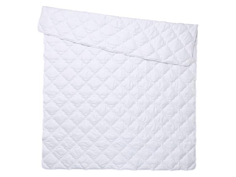 Weiße gesteppte Bettdecke, gefaltet, mit Rautenmuster.