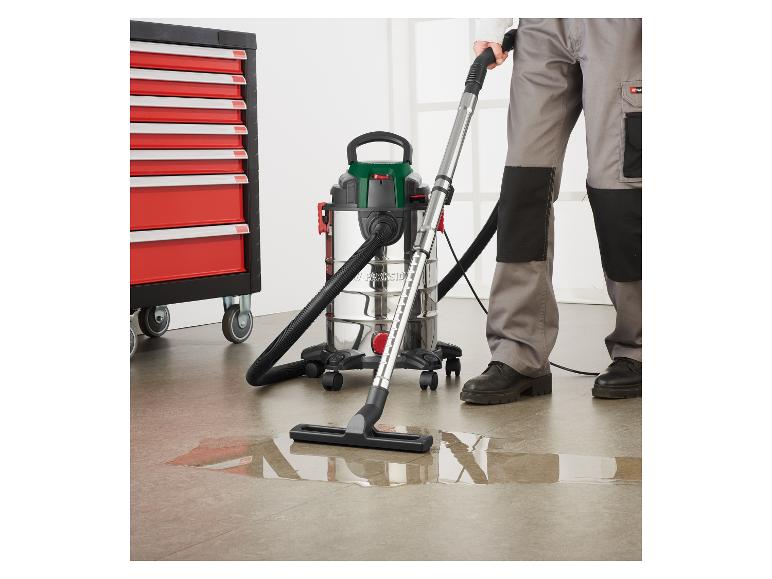 Eine Person benutzt einen Parkside Nass-/ Trockensauger.
