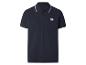 Dunkelblaues Poloshirt mit weiß gestreiftem Kragen und Ärmeln, mit einem runden gestickten Emblem.