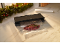 Vakuumiergerät mit Fleisch und Rosmarin, Weihnachtsgirlande im Hintergrund.