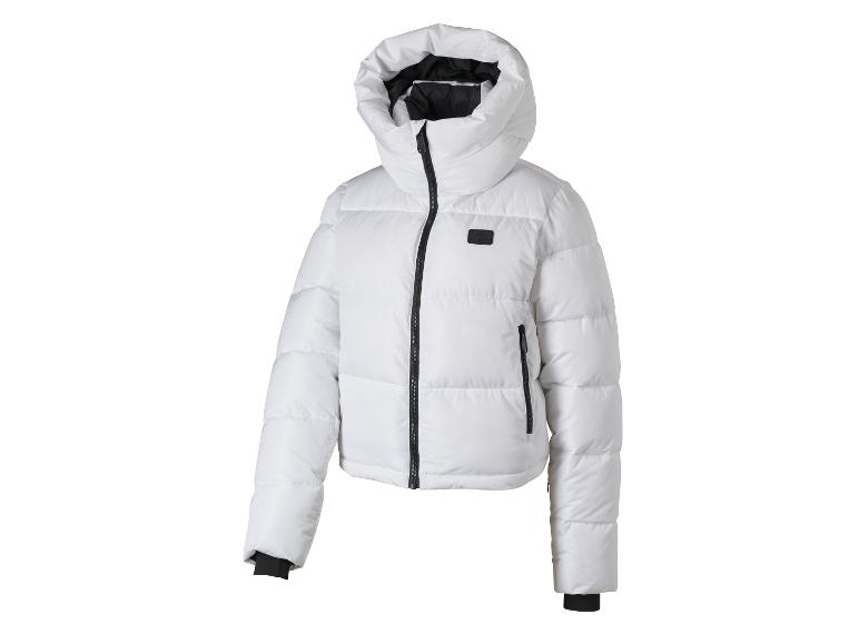 Weiße Steppjacke mit Kapuze und schwarzen Reißverschlüssen.