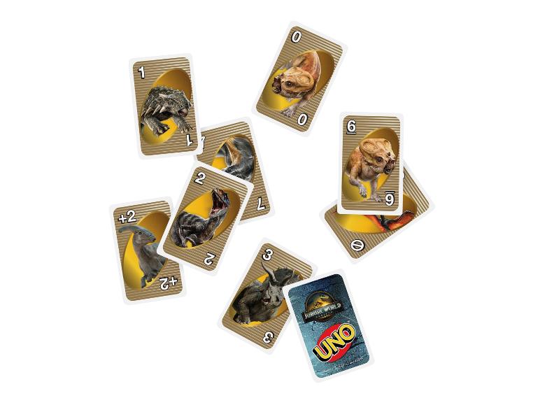 Jurassic World UNO-Karten auf einer weißen Oberfläche verstreut.