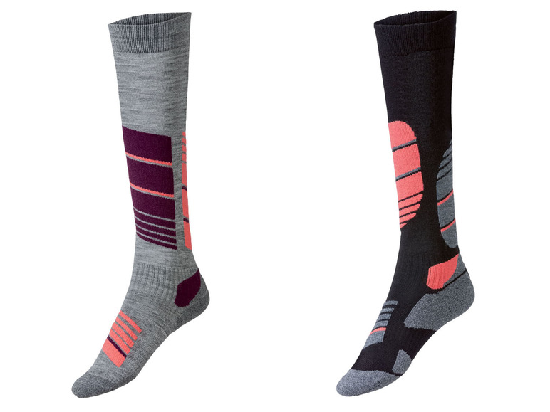 Zwei Paar Skisocken mit bunten Akzenten.