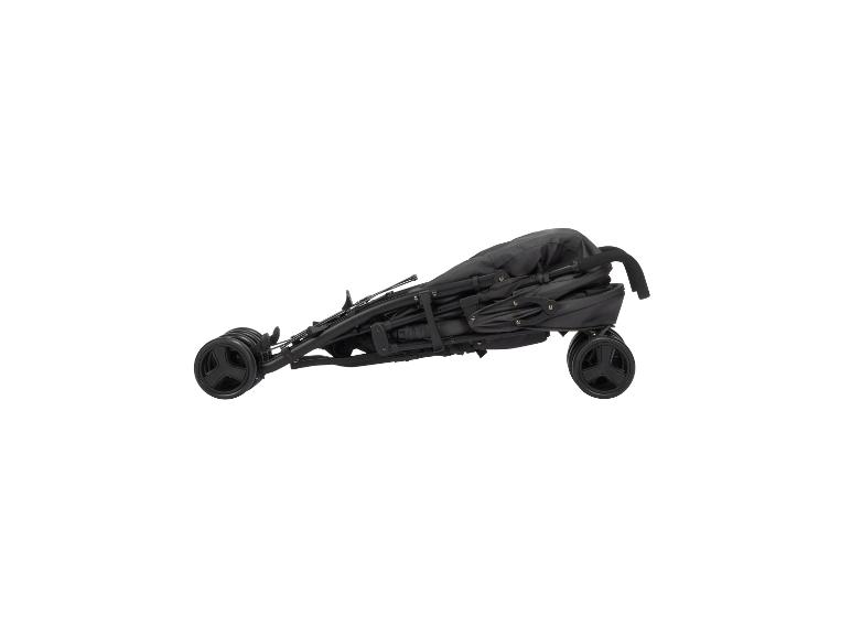 Zusammengeklappter schwarzer Kinderwagen auf weißem Hintergrund.