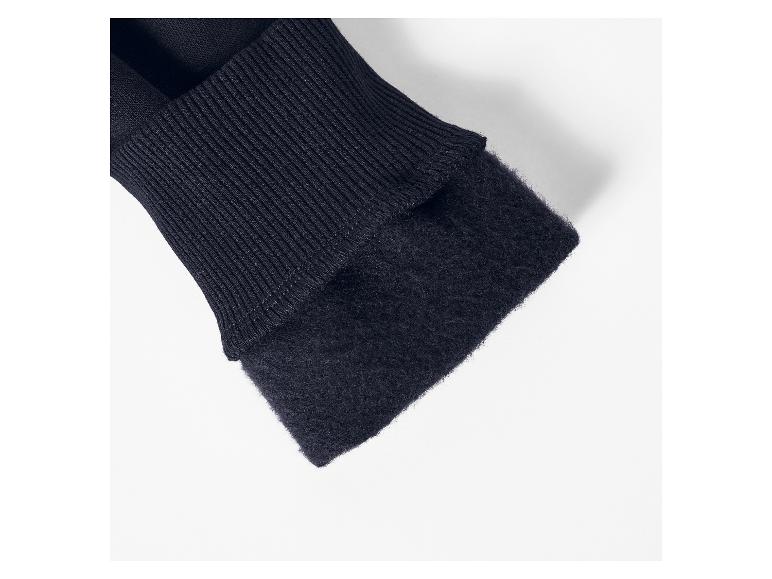 Nahaufnahme eines dunkelblauen Pullovers mit geripptem Bündchen und weichem Futter