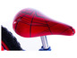 Ein roter Sattel mit Spinnennetz-Muster auf einem Spider-Man Laufrad.