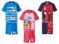 Drei Sets Kinder-Badebekleidung: blau mit Cartoon-Hunden, pink mit Cartoon-Welpen und rot/marineblau mit einem Superhelden.