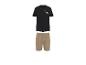 Schwarzes T-Shirt mit dem Text „ROAD TRIPPIN“ und beigefarbene Shorts.