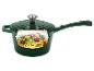 Grüner Topf mit Deckel, gefüllt mit Zucchini-Spaghetti, Kirschtomaten und Pinienkernen.