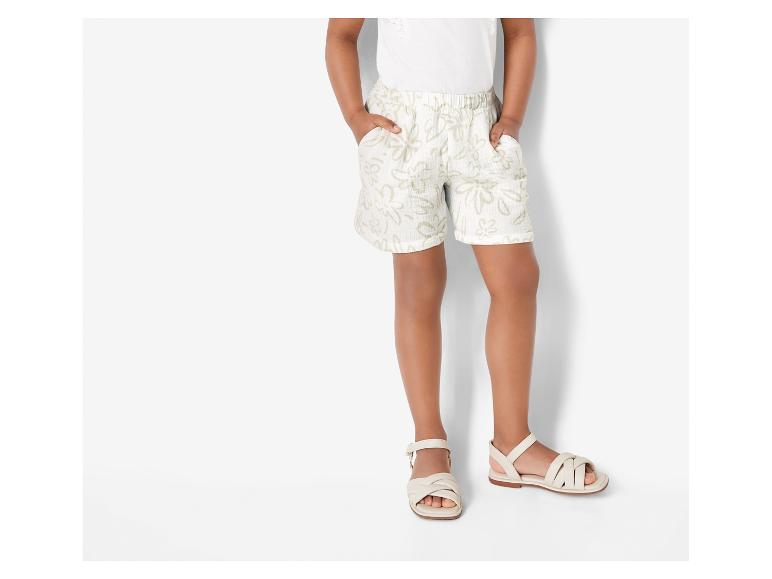 Blumenshorts und Sandalen für Kinder.
