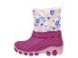 Ein fuchsia- und pinkfarbener Winterstiefel mit Blumenmuster und weißem Kunstfellfutter.