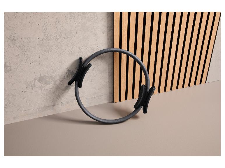 Ein schwarzer Pilates-Ring auf einem hellen Boden
