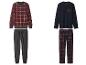 Zwei Pyjama-Sets: ein rot kariertes Oberteil mit grauer Hose und ein dunkelblaues Oberteil mit karierter Hose.