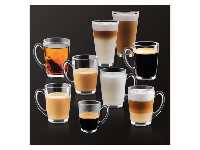 Eine Sammlung verschiedener Heißgetränke in klaren Tassen und Gläsern, darunter Tee, Kaffee und Lattes.