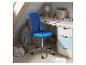 Blauer Bürostuhl mit hellem Holzschreibtisch und farbigen Schubladen in einem Arbeitsbereich.