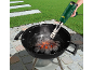 Elektrischer Kohleanzünder für Grill, der Kohle in einem Gartengrill entzündet.