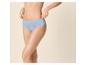Frau in hellblauen Baumwollslips, die den Bund anpasst.