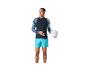Mann in Langarmshirt und Shorts, hält einen Volleyball.