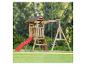 Hölzerner Spielplatz mit roter Rutsche und Schaukeln in einem grünen Garten.