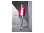 Frau in pinker Strickjacke, weißem T-Shirt mit „FUN“ und heller Jeans.