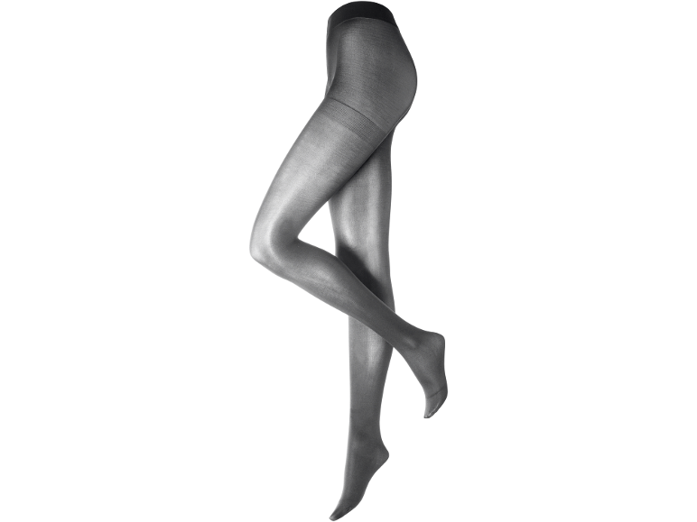 Schwarze blickdichte Strumpfhose an einer Schaufensterpuppe, mit gekreuzten Beinen.
