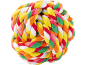 Bunter geflochtener Seilball zum Spielen.