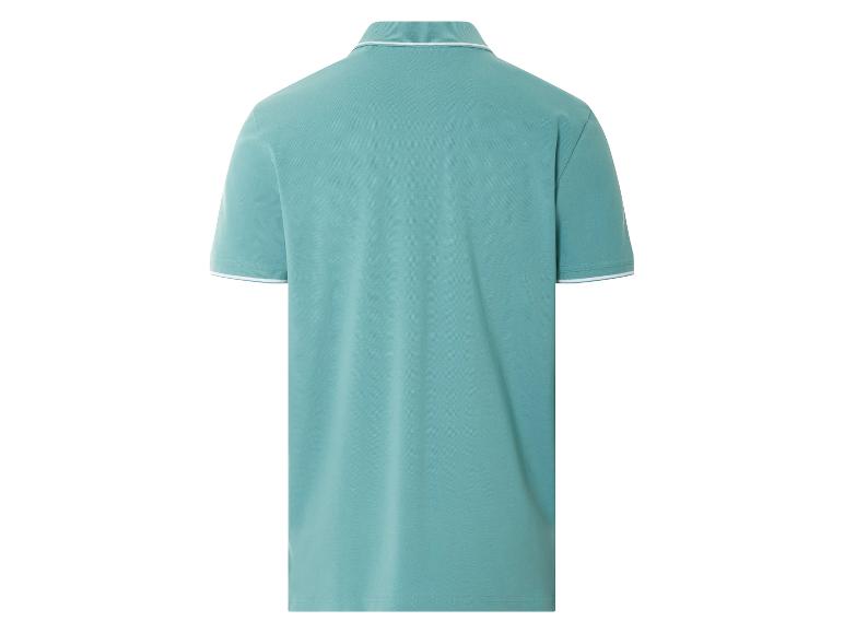 Blaugrünes Poloshirt mit kontrastierenden Kragen.