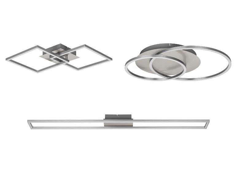 Drei moderne Deckenleuchten aus gebürstetem Metall, zwei quadratisch und eine rund.