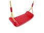 Roter Kunststoffschaukelsitz mit gelben Seilen auf weißem Hintergrund.