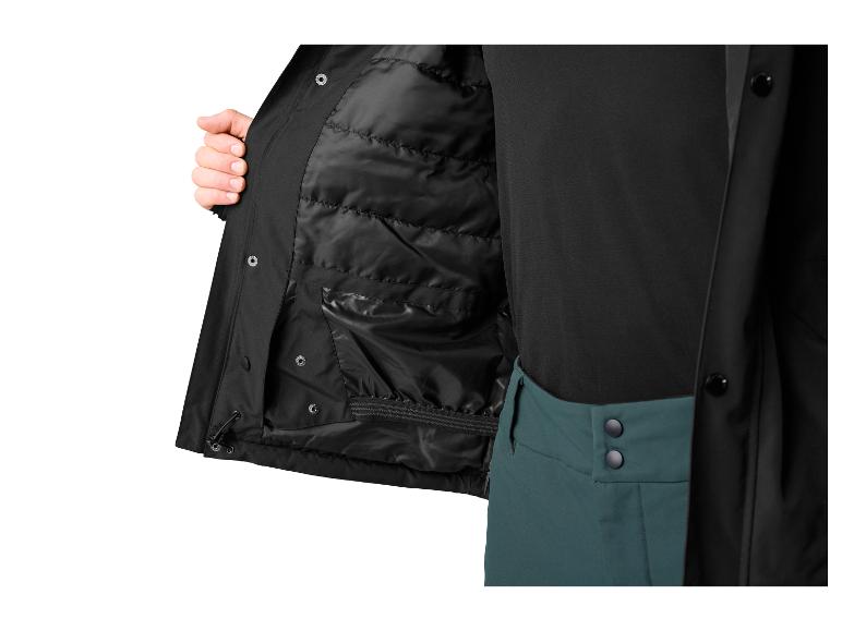 Person in schwarzer Jacke und dunkelgrüner Hose, die das Innenfutter der Jacke zeigt.