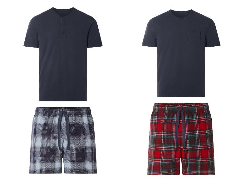 Zwei dunkelblaue T-Shirts und zwei karierte Shorts: blau und rot.