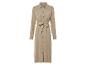 Beigefarbenes Kleid mit Knöpfen, Gürtel und langen Ärmeln.