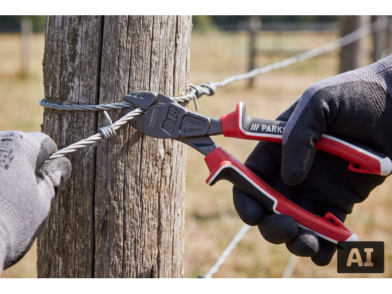 Handschuhe und Seitenschneider schneiden Stacheldraht an einem Holzpfahl.