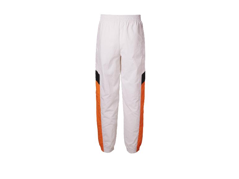 Weiße Trainingshose mit orangefarbenen und schwarzen Streifen.