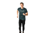 Männlicher Läufer in Camouflage-T-Shirt und schwarzen Leggings.