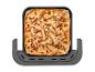 Flammkuchen mit Speck und Zwiebeln in einer rechteckigen Backform