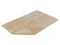 Weiche, beige Badezimmermatte.