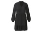 Ein schwarzes, langes Kleid mit V-Ausschnitt und einem Volantensaum.