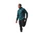 Mann in grüner Laufjacke und schwarzen Leggings dehnt sich.